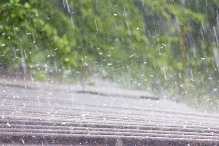 夏天的雨和冰雹落在石板的屋顶上