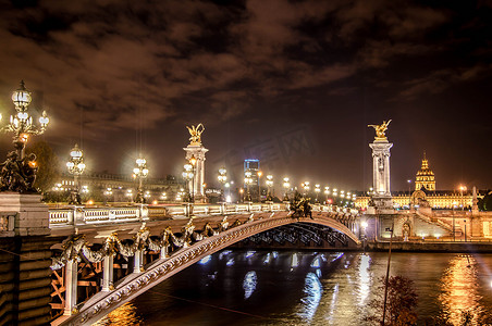 这座桥摄影照片_巴黎夜晚的浪漫桥