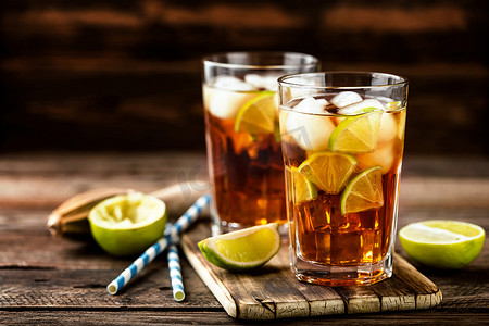 古巴自由或长岛冰茶鸡尾酒与强的饮料, 可乐, 石灰和冰在玻璃, 冷 longdrink