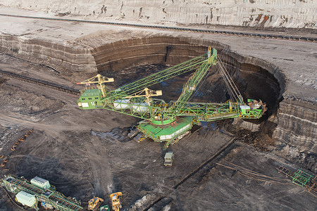 矿山工业及采石场重型设备景观鸟瞰图