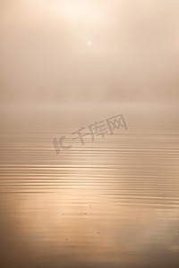 早晨的阳光摄影照片_早晨的阳光透过迷雾湖