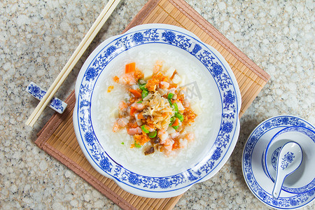 芽庄海鲜火锅摄影照片_菜芽用肉照明