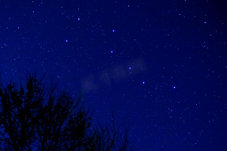 在春天的夜空北斗七星.