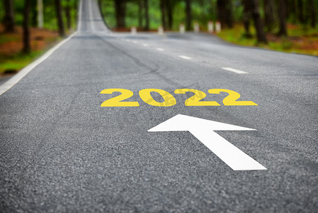 2022年的新年，柏油路面上有白色箭头。创业理念不断向前推进