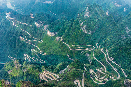 蜿蜒的99条弯道的天环大道，蜿蜒的路到天门张家界天门山国家公园湖南中国
