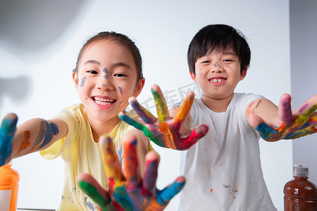 手上涂满颜料的小学生