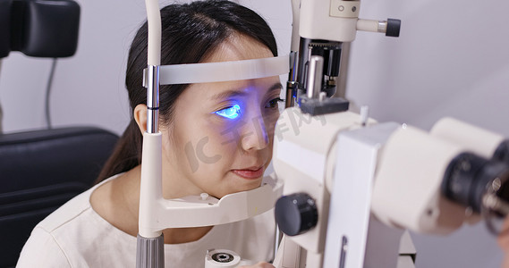 妇女在诊所做眼科检查