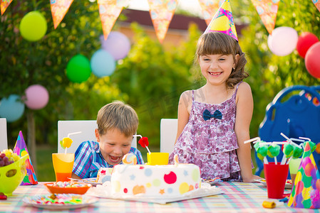 后院摄影照片_在后院的多彩蛋糕的生日聚会