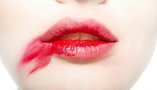 女性美丽的嘴唇与红色口红