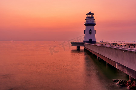 游泳圈冲泳摄影照片_珠海海滨游泳公园灯塔的晨光景观