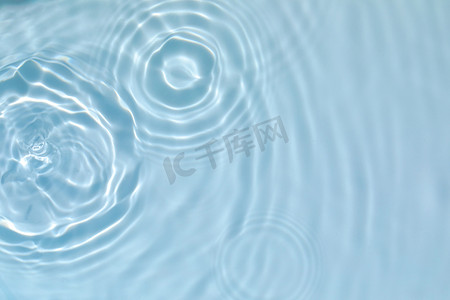 水面气泡摄影照片_透明的蓝色清晰平静的水面纹理 