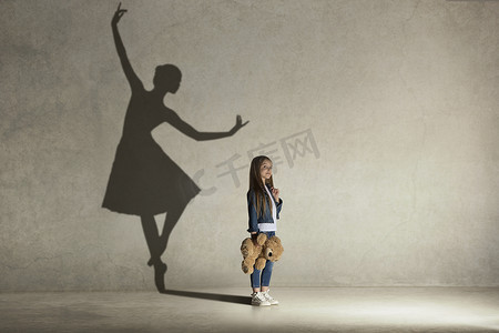 小女孩在舞台上梦想着跳芭蕾舞。儿童概念.