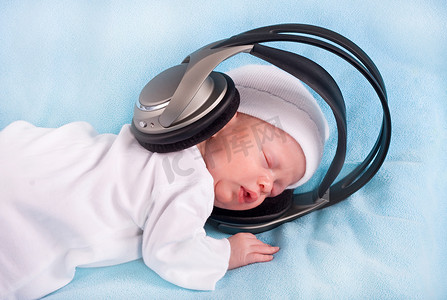 新生的小孩听听音乐