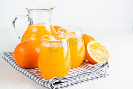 在木制和石材背景下, 将一杯橙汁与橘子水果合在一起。维他命和矿物质。健康饮品及饮品概念.