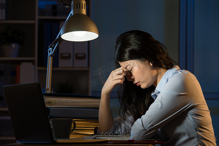 亚洲业务的女人头痛加班深夜