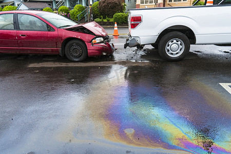 彩虹色的石油泄漏造成的交通事故