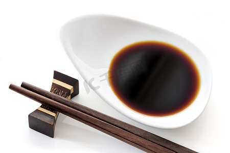 酱油河蟹摄影照片_酱油的白色筷子的菜