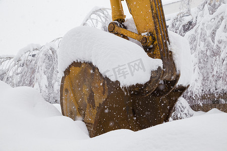 挖掘机铲雪覆盖着