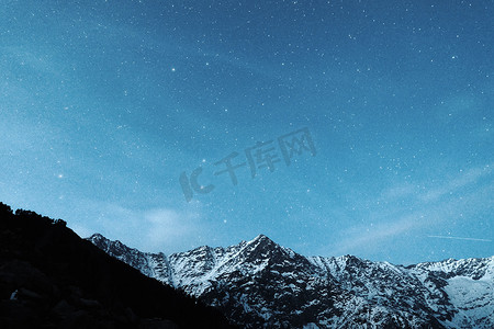 星空云彩摄影照片_雪山背景下的星空