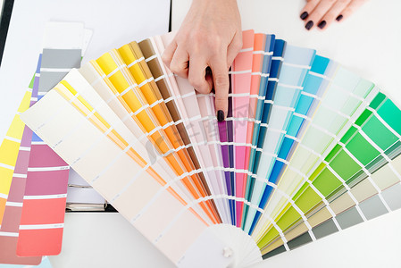 女设计师或建筑师选择颜色