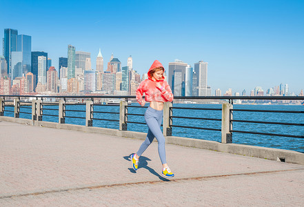 健康的生活方式。女人在纽约跑步。健身运动赛跑者在城市慢跑