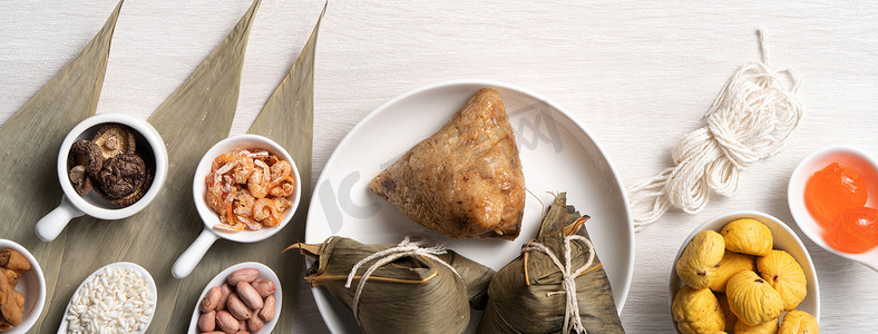 宗齐龙舟端武节的美味传统米饭饺子食品从木桌上俯瞰.