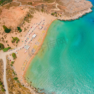 克洛斯摄影照片_空中鸟眼看无人机照片阿贾阿加西海滩附近的费拉克洛斯城堡在罗得岛，多德卡尼斯，希腊。全景与沙滩和清澈的蓝色海水。南欧著名旅游胜地