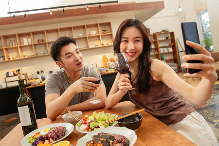 年轻夫妇在家用餐