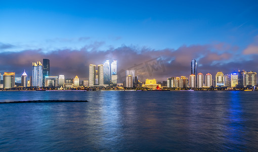 城市建筑景观夜景摄影照片_青达市现代城市建筑景观的夜景