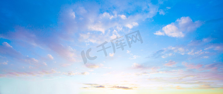 蓝天云彩背景.美丽的风景，云彩和橙色的太阳在天空中