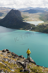 女孩站在 Besseggen 山脊俯瞰 Gjende 和 Ovre Leirungen 湖, 挪威