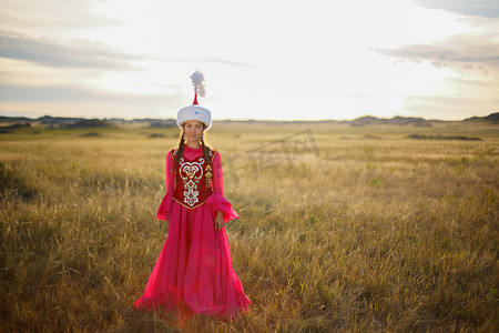 少数民族矢量傈僳摄影照片_美丽的民族服饰与 dombyra 共舞，草原的哈萨克女人