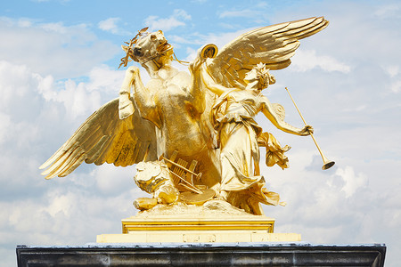 亚历山大三世桥金马奖雕像在巴黎，法国