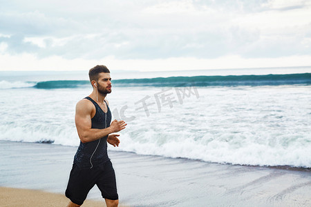 运行在室外健身锻炼在海滩上慢跑的男人。体育