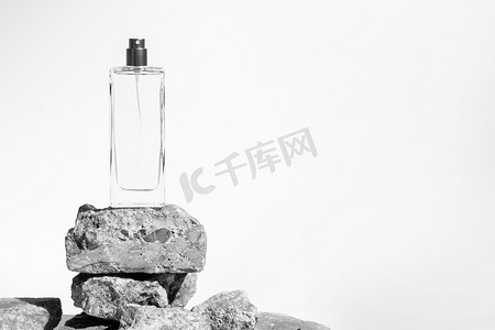 豪华香水瓶玻璃包装与石岩混凝土在白色背景,化妆品美容容器的香气气味清晰