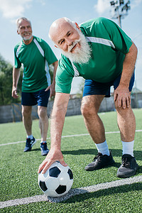 绿场足球运动中老珠男子足球制服的选择性聚焦