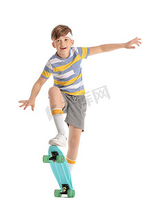 矮小摄影照片_一个身材矮小的小男孩，有着白色背景的滑板