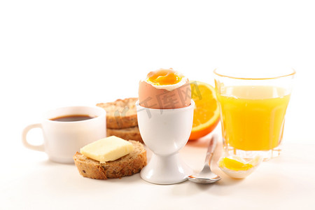健康早餐与软煮鸡蛋, 面包, 咖啡杯, 橙汁在白色背景