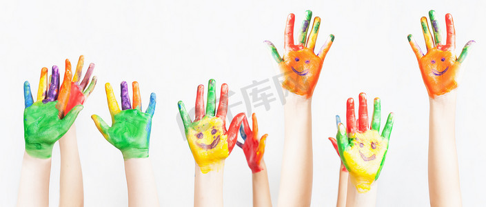 大量的彩绘手举起来，儿童节