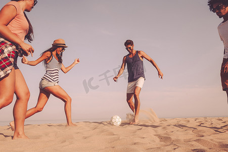 最好的朋友玩沙滩足球