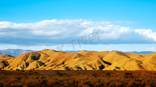 蓝梅摄影照片_在西班牙阿尔梅里亚塔韦纳斯沙漠山