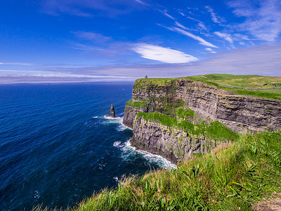 天空深蓝摄影照片_在深蓝的天空下莫赫尔的爱尔兰悬崖