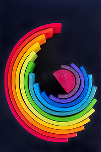 彩虹儿童摄影照片_彩虹色的木材。木制 11 颜色堆叠彩虹形状儿童教育玩具集