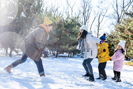 快乐的一家人在雪地里做游戏