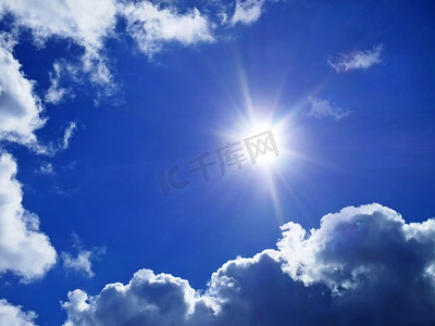 蓝蓝的天空云层和阳光光线