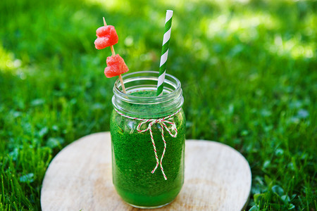 作为健康夏季饮料菠菜绿冰沙.