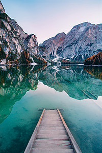 意大利多洛美斯山脉南蒂罗尔最美丽的湖泊- -拉戈 · 迪 · 布雷斯（Pragser Wildsee）的迷人景色。受欢迎的旅游胜地。美丽的欧洲.