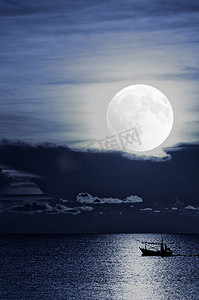 月光下钓鱼船
