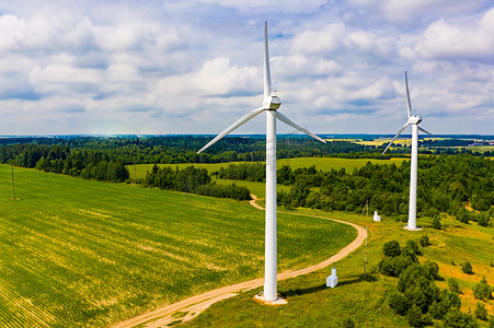 安装在夏季乡村的风力涡轮机。替代能源概念。农村用电