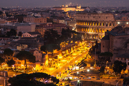 到了晚上摄影照片_到了晚上，意大利的罗马城市景观